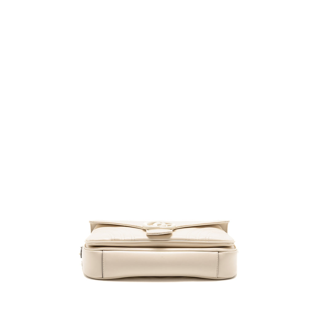 GUCCI MEDIUM GG MARMONT SHOULDER BAG WHITE MATELASSE CHEVRON LEATHER WITH WHITE HARDWARE