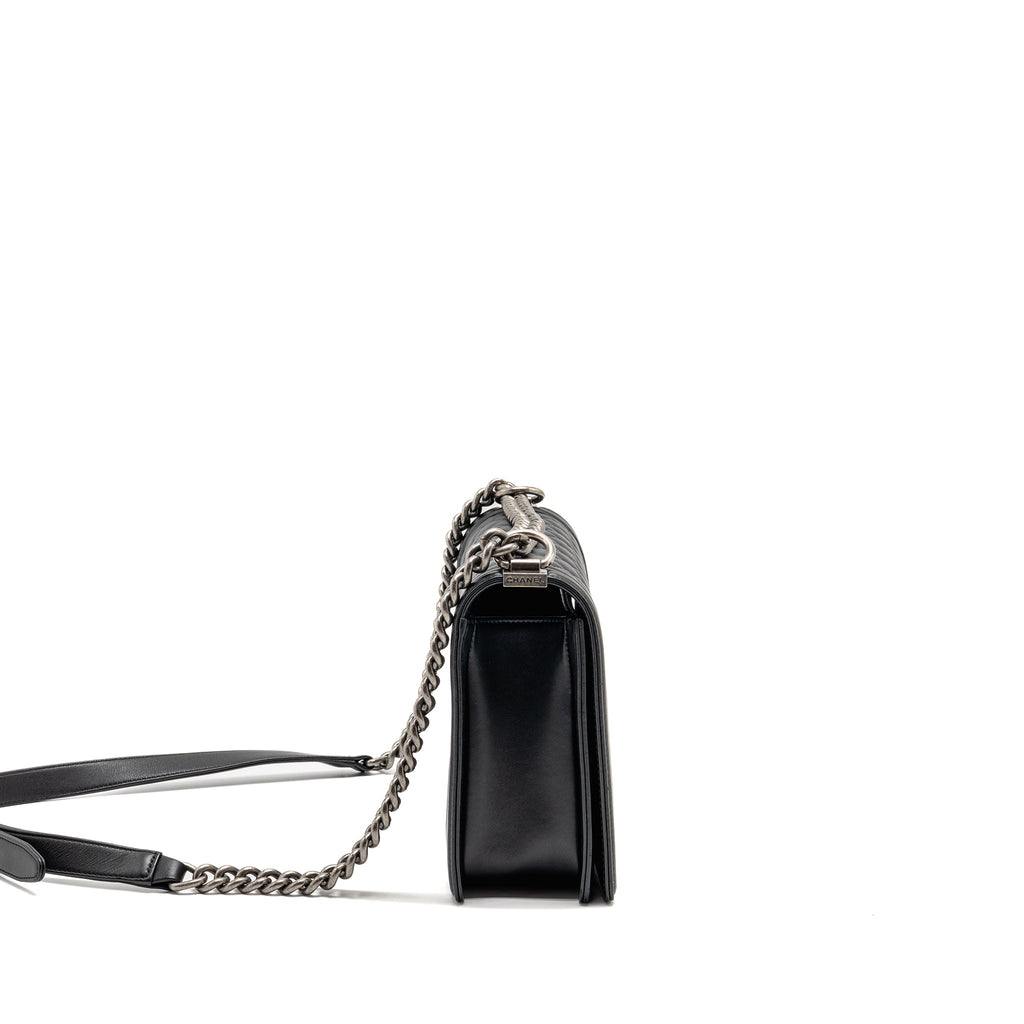 CHANEL NEW MEDIUM BOY BAG CALFSKIN BLACK RUTHENIUM HARDWARE