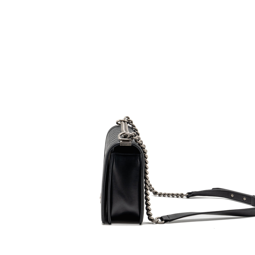 CHANEL NEW MEDIUM BOY BAG CALFSKIN BLACK RUTHENIUM HARDWARE