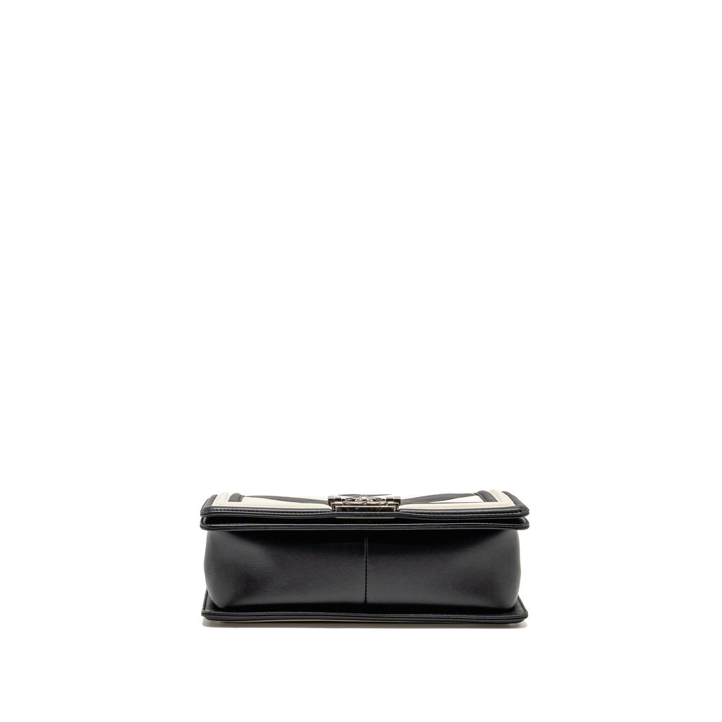 Chanel 16A Medium Boy Bag Pleated Calfskin Black/White RUTHENIUM HARDWARE