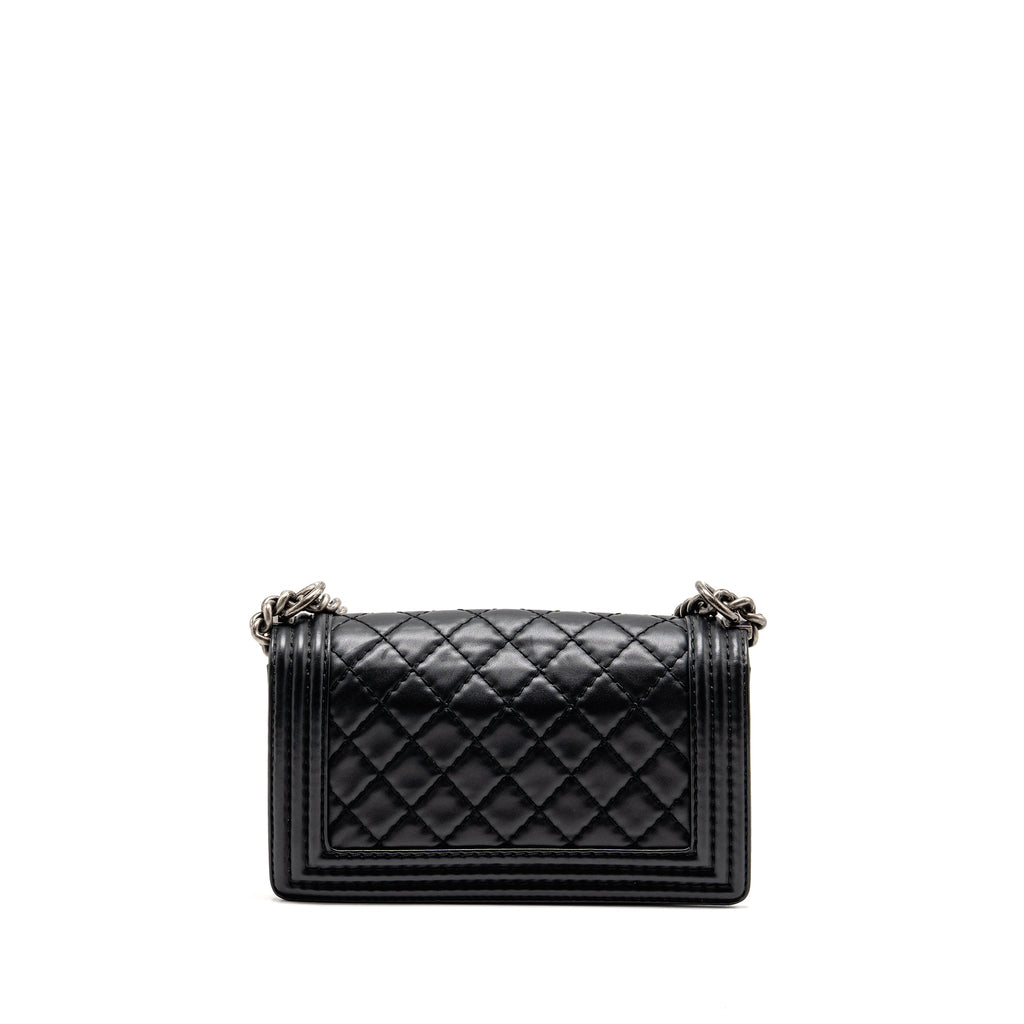 CHANEL MEDIUM BOY BAG CALFSKIN BLACK RUTHENIUM SHW