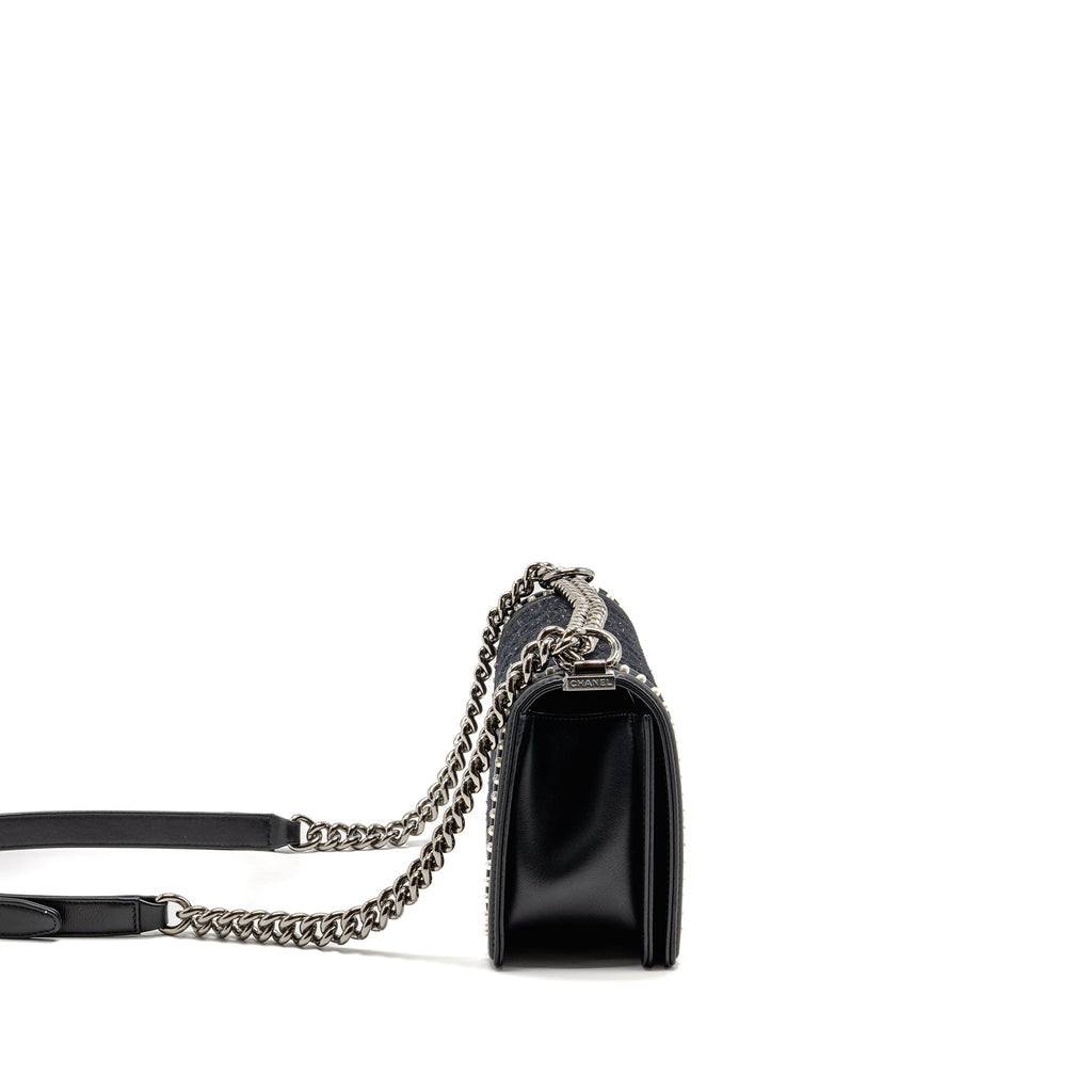 Chanel Medium boy bag fabric / lambskin black SHW