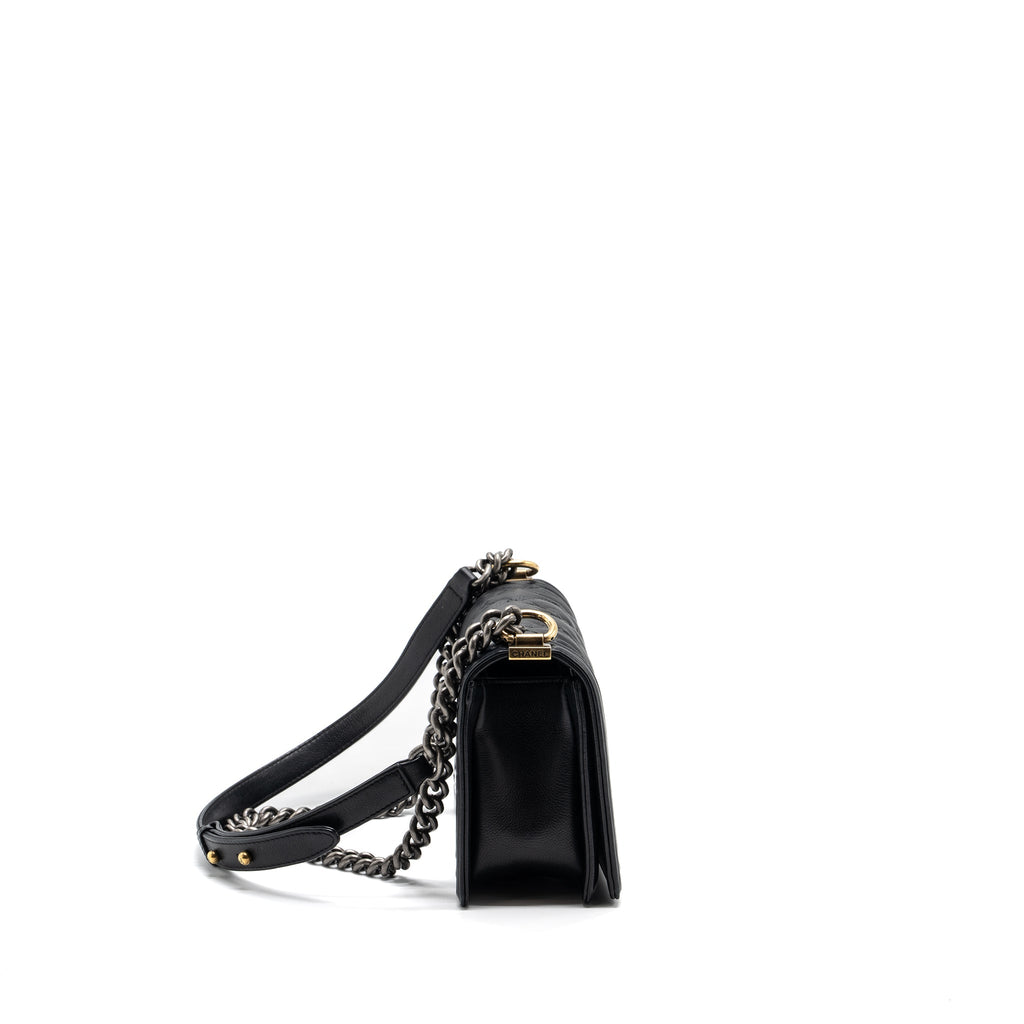 CHANEL MEDIUM BOY BAG CALFSKIN BLACK MULTICOLOUR HARDWARE