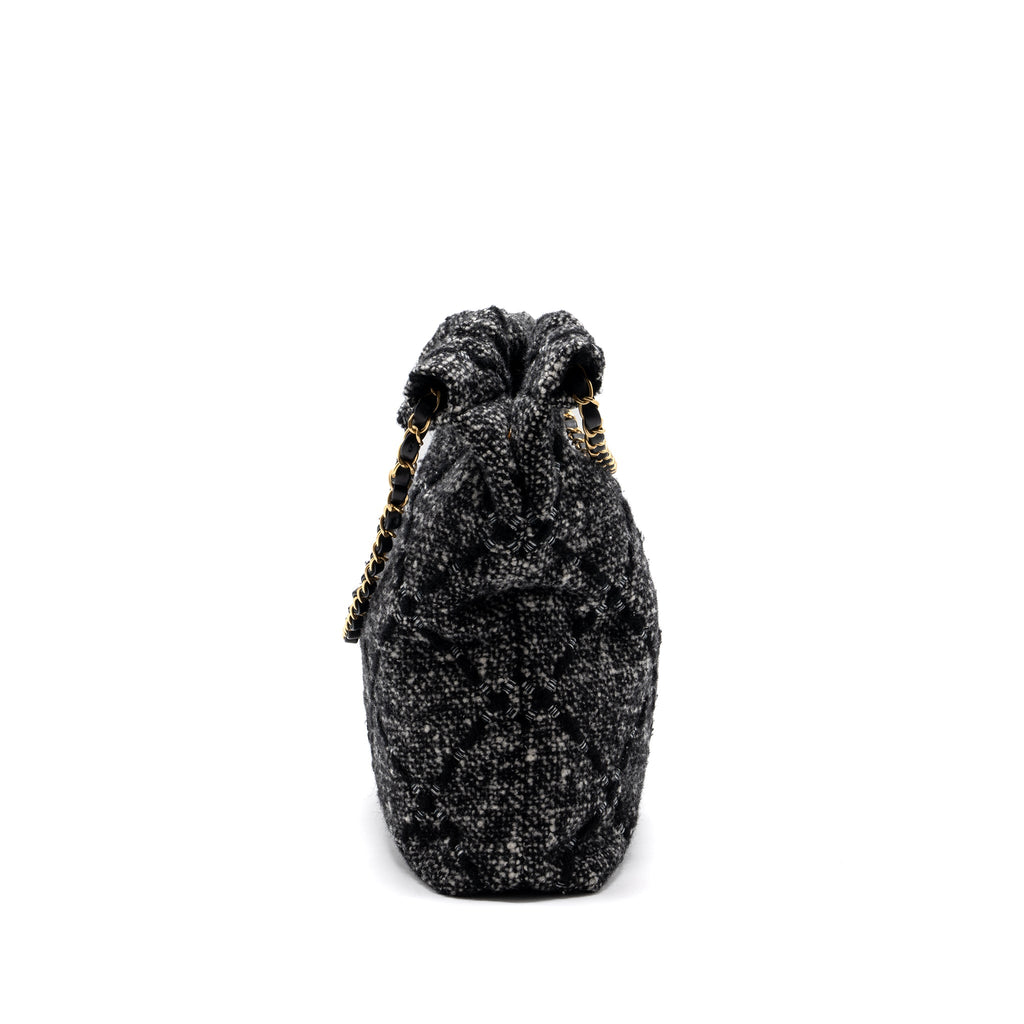 CHANEL MEDIUM 22 BAG TWEED BLACK / GREY GHW (MICROCHIP)