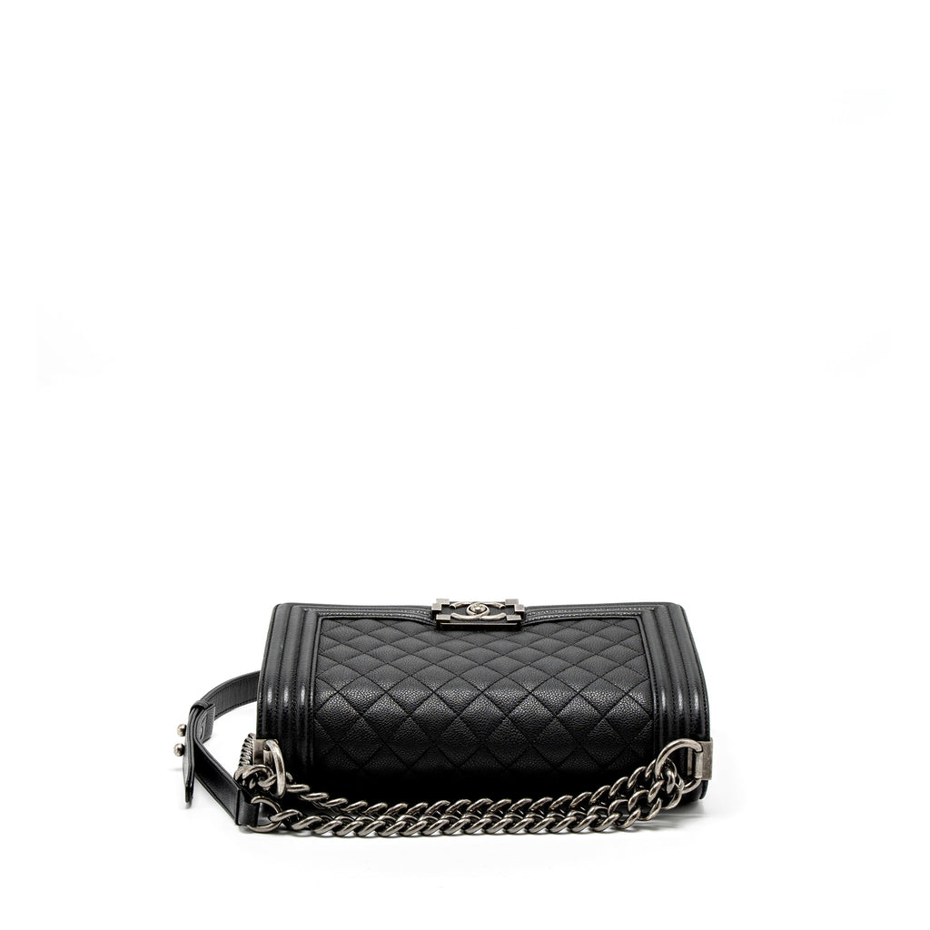 CHANEL MEDIUM BOY BAG GRAINED CALFSKIN BLACK RUTHENIUM HARDWARE