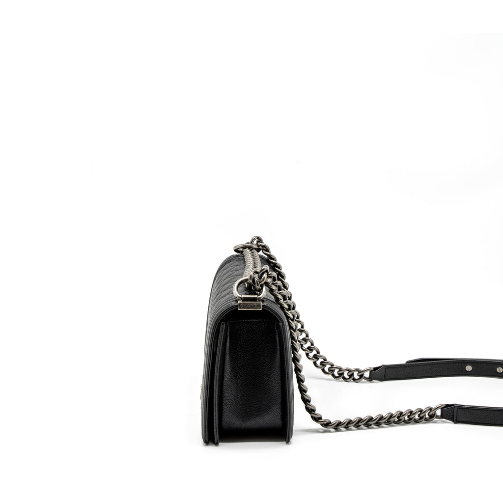 CHANEL MEDIUM BOY BAG GRAINED CALFSKIN BLACK RUTHENIUM HARDWARE