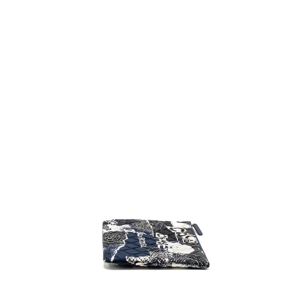 CHANEL COCO PRINTED MEDIUM 2.55 REISSUE O-CASE POUCH FABRIC BLACK/WHITE RUTHENIUM SHW