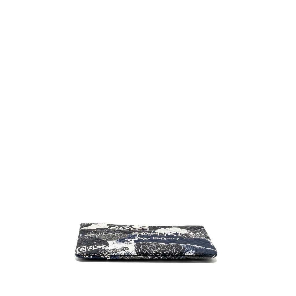 CHANEL COCO PRINTED MEDIUM 2.55 REISSUE O-CASE POUCH FABRIC BLACK/WHITE RUTHENIUM SHW