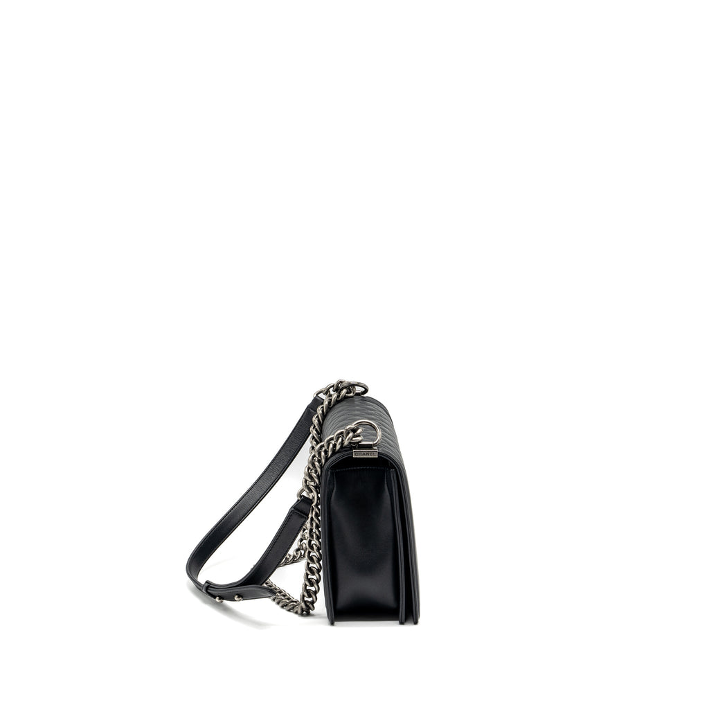 CHANEL NEW MEDIUM BOY BAG SMOOTH CALFSKIN BLACK RUTHENIUM HARDWARE