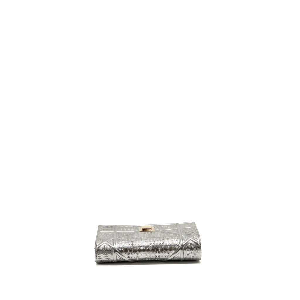 DIOR DIORAMA WALLET ON CHAIN METALLIC PATENT SILVER LGHW