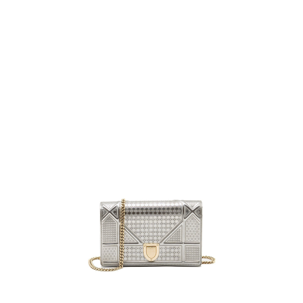 DIOR DIORAMA WALLET ON CHAIN METALLIC PATENT SILVER LGHW