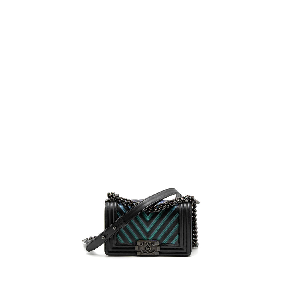 CHANEL SMALL BOY BAG CHEVRON CALFSKIN BLACK/IRIDESCENT BLUE BLACK HARDWARE