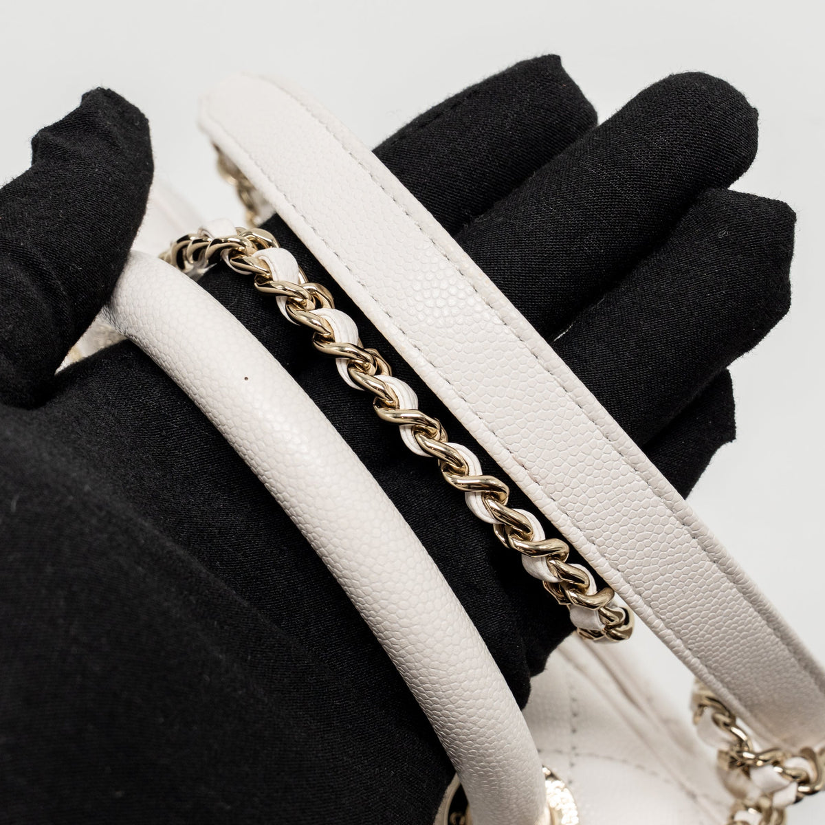 CHANEL SMALL COCO HANDLE CAVIAR WHITE LGHW (MICROCHIP)