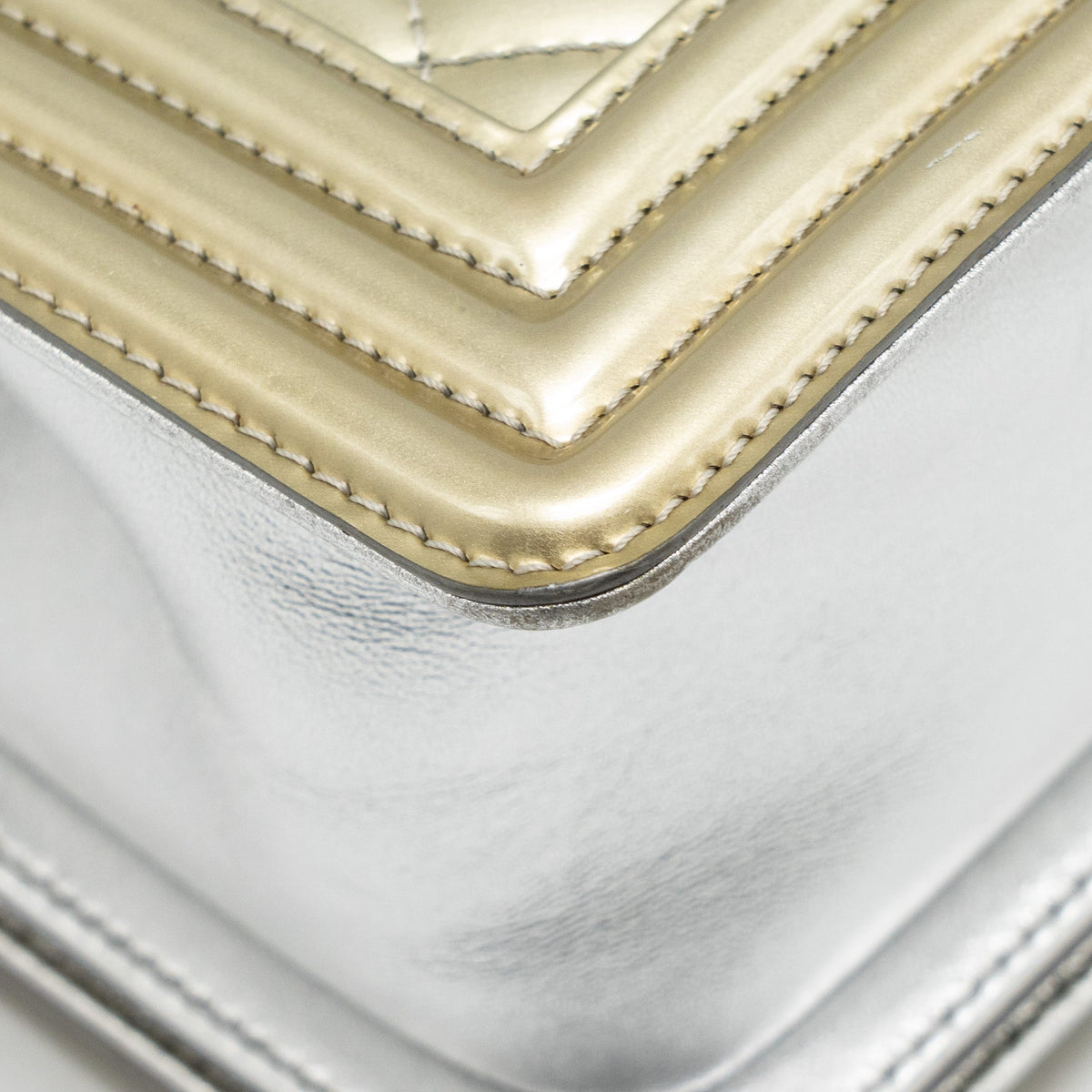 CHANEL MEDIUM BOY BAG METALLIC PATENT CALFSKIN/METALLIC LAMBSKIN GOLD/SILVER SHW
