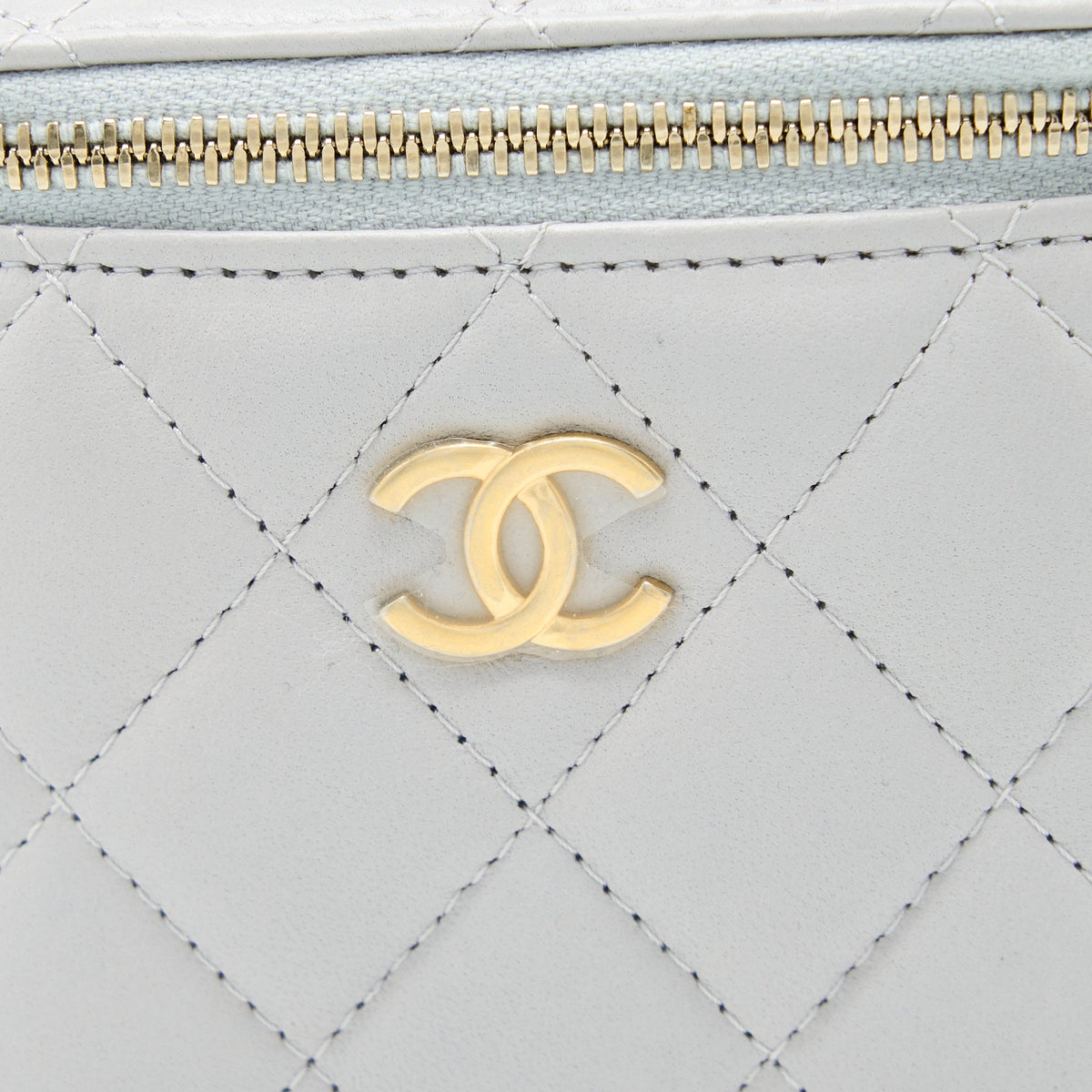 CHANEL 21A TOP HANDLE MINI VANITY WITH CHAIN LAMBSKIN LIGHT GREY GHW