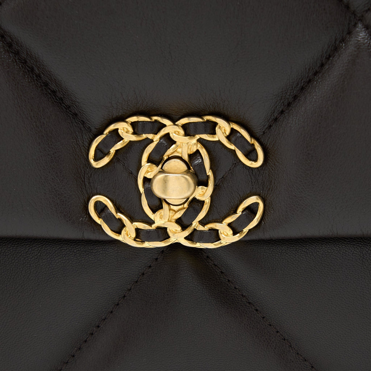 CHANEL 21A MAXI 19 FLAP BAG LAMBSKIN DARK BROWN MULTICOLOUR HARDWARE (MICROCHIP)