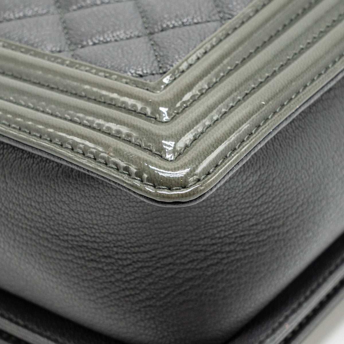 Chanel new medium boy bag goatskin/patent grey ruthenium silver hardware