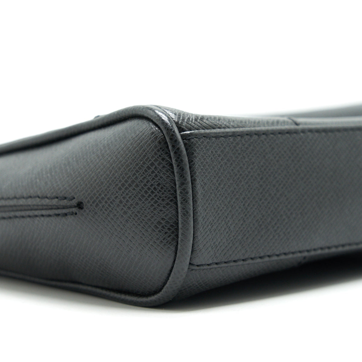 LOUIS VUITTON MEN'S MESSENGER BAG IN BLACK
