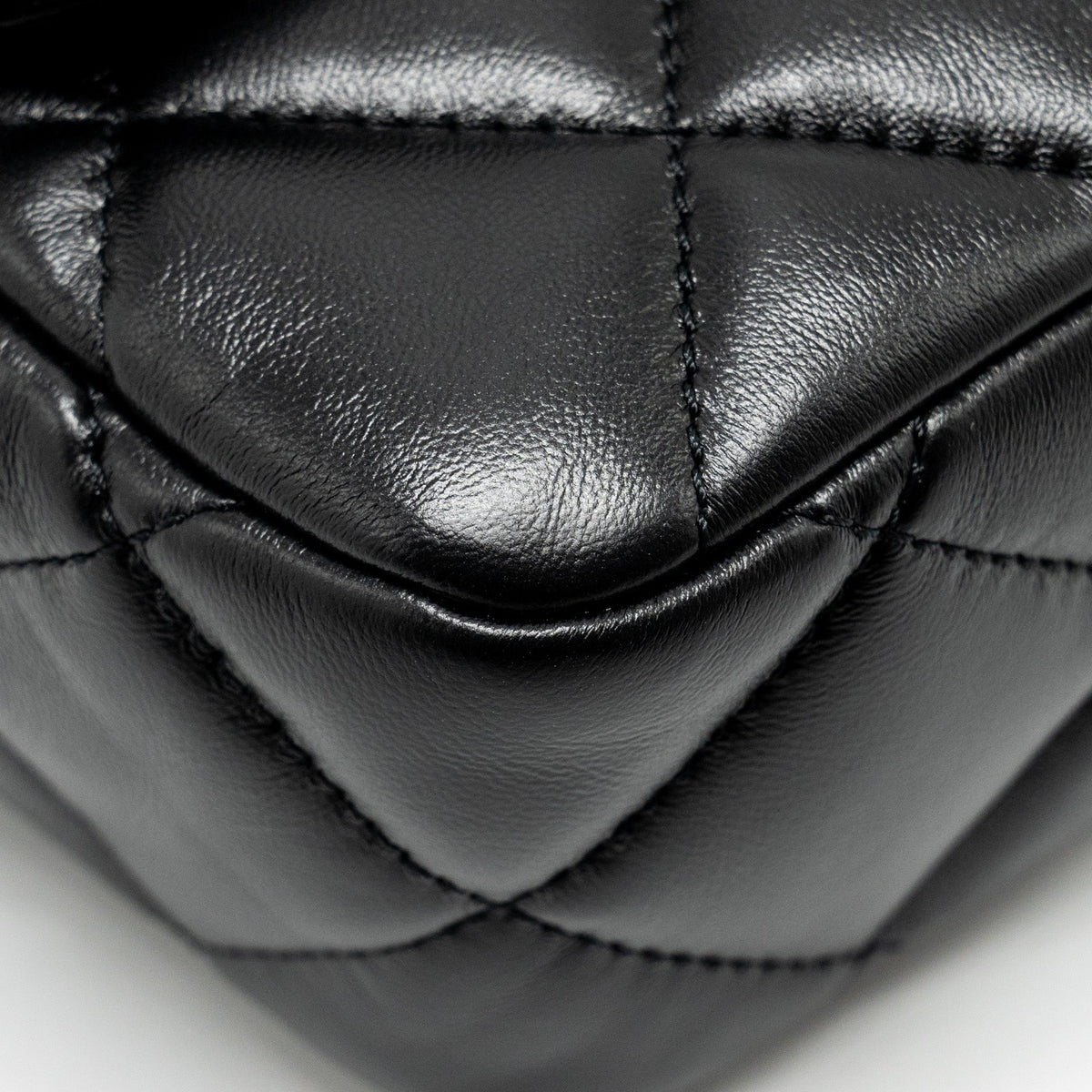 CHANEL 22B MINI FLAPBAG LAMBSKIN BLACK GHW (MICROCHIP)