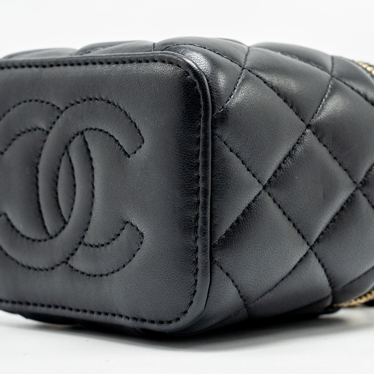 CHANEL TOP HANDLE MINI VANITY CASE WITH CHAIN LAMBSKIN BLACK GHW (MICROCHIP)