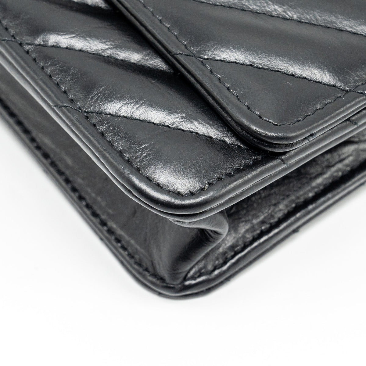 CHANEL CHEVRON 2.55 REISSUE WALLET ON CHAIN AGED CALFSKIN BLACK GHW (MICROCHIP)