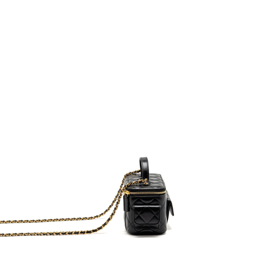 Chanel 22k top handle pocket long vanity with chain shiny calfskin black GHW (microchip)