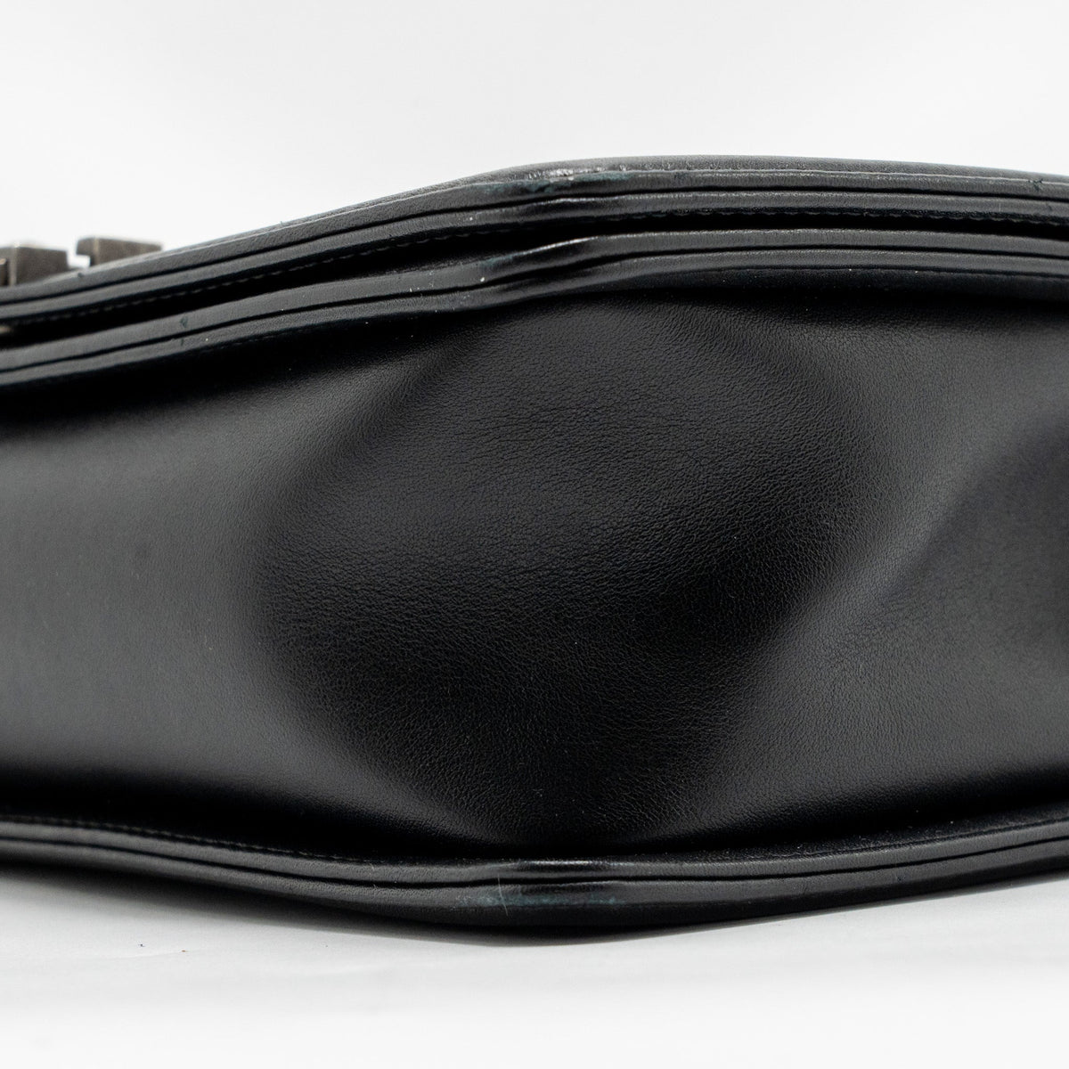 CHANEL NEW MEDIUM BOY BAG CALFSKIN BLACK RUTHENIUM HARDWARE