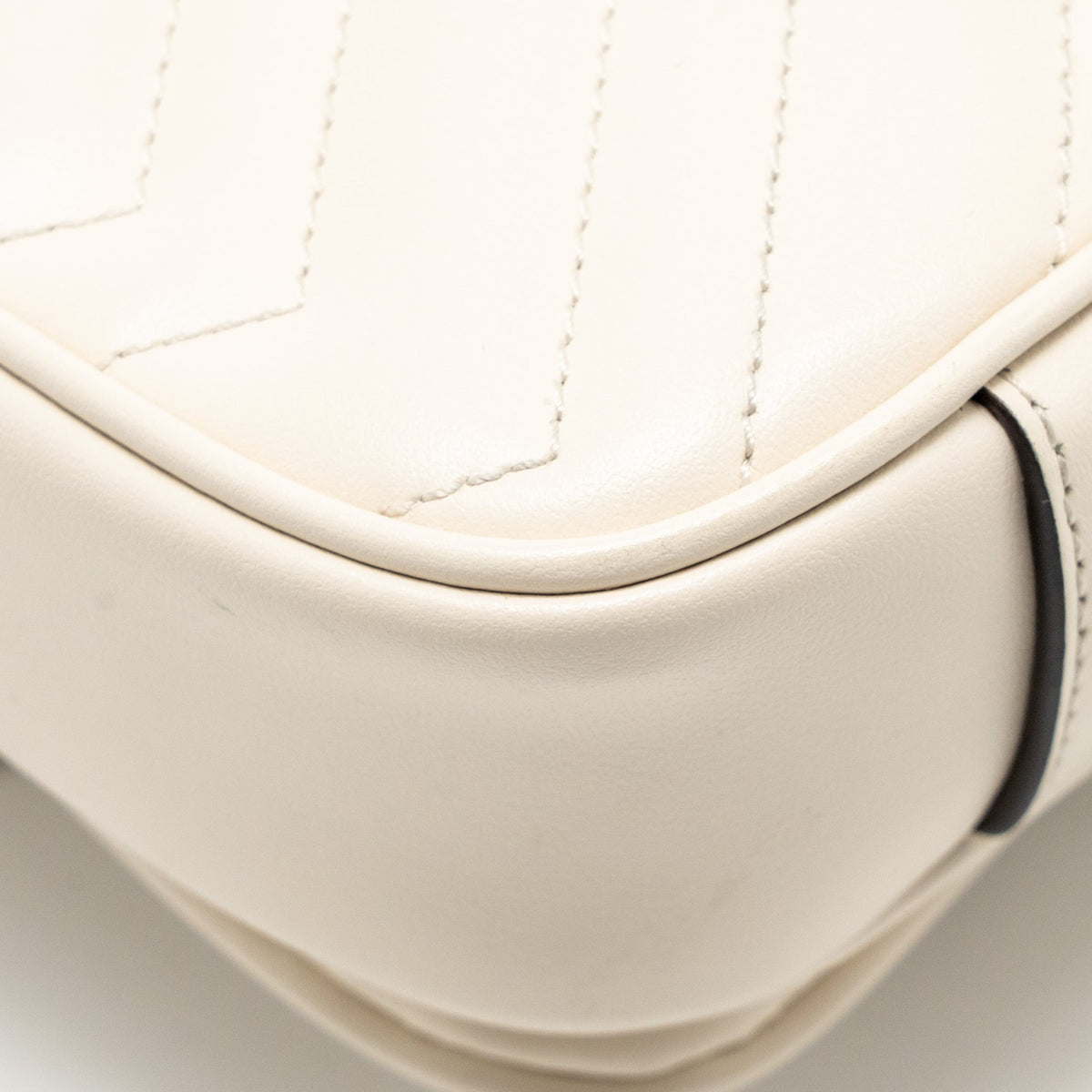 GUCCI MEDIUM GG MARMONT SHOULDER BAG WHITE MATELASSE CHEVRON LEATHER WITH WHITE HARDWARE