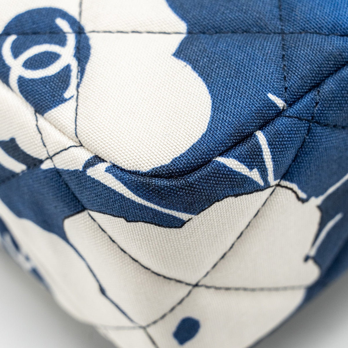 CHANEL MEDIUM LIMITED EDITION FLORA PRINTED CLASSIC FLAP BAG SILK BLUE/WHITE SHW (MICROCHIP)