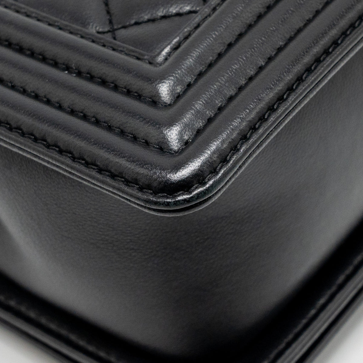 CHANEL MEDIUM BOY BAG LAMBSKIN BLACK RUTHENIUM HARDWARE