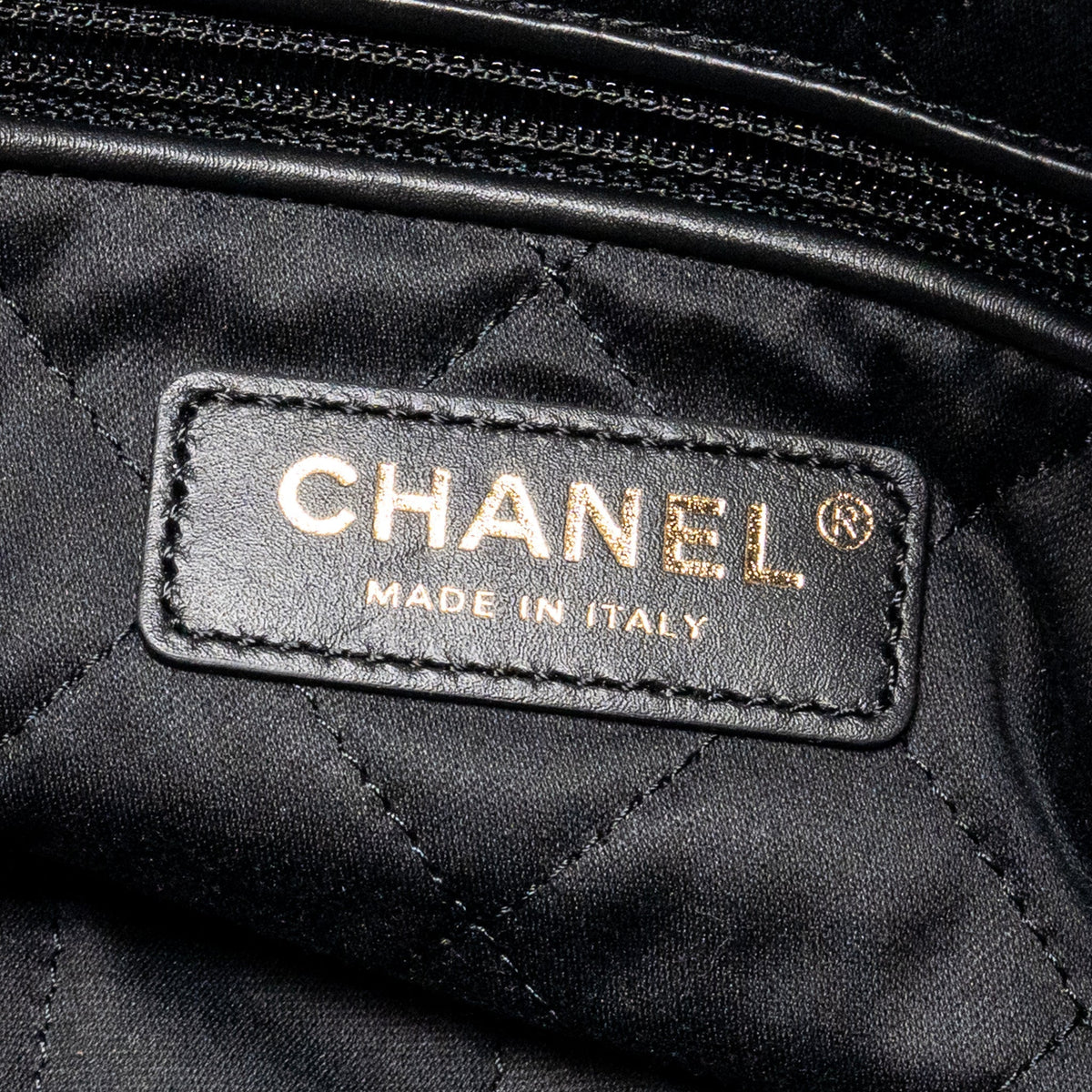 CHANEL MEDIUM 22 BAG WHITE STITCHING CALFSKIN BLACK GHW (MICROCHIP)
