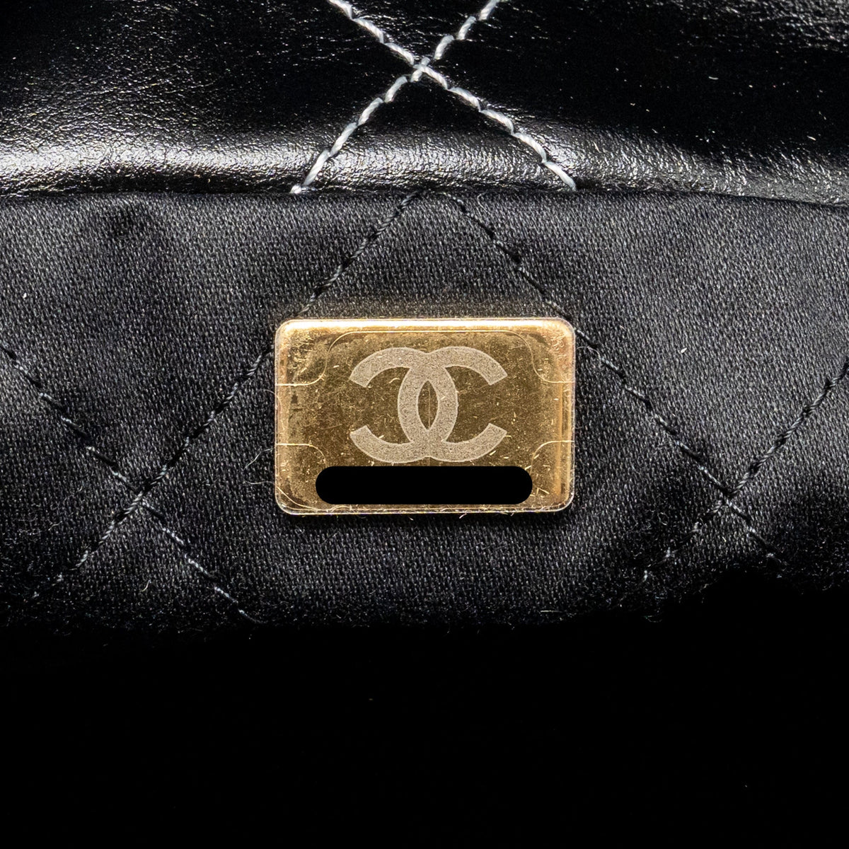 CHANEL MEDIUM 22 BAG WHITE STITCHING CALFSKIN BLACK GHW (MICROCHIP)