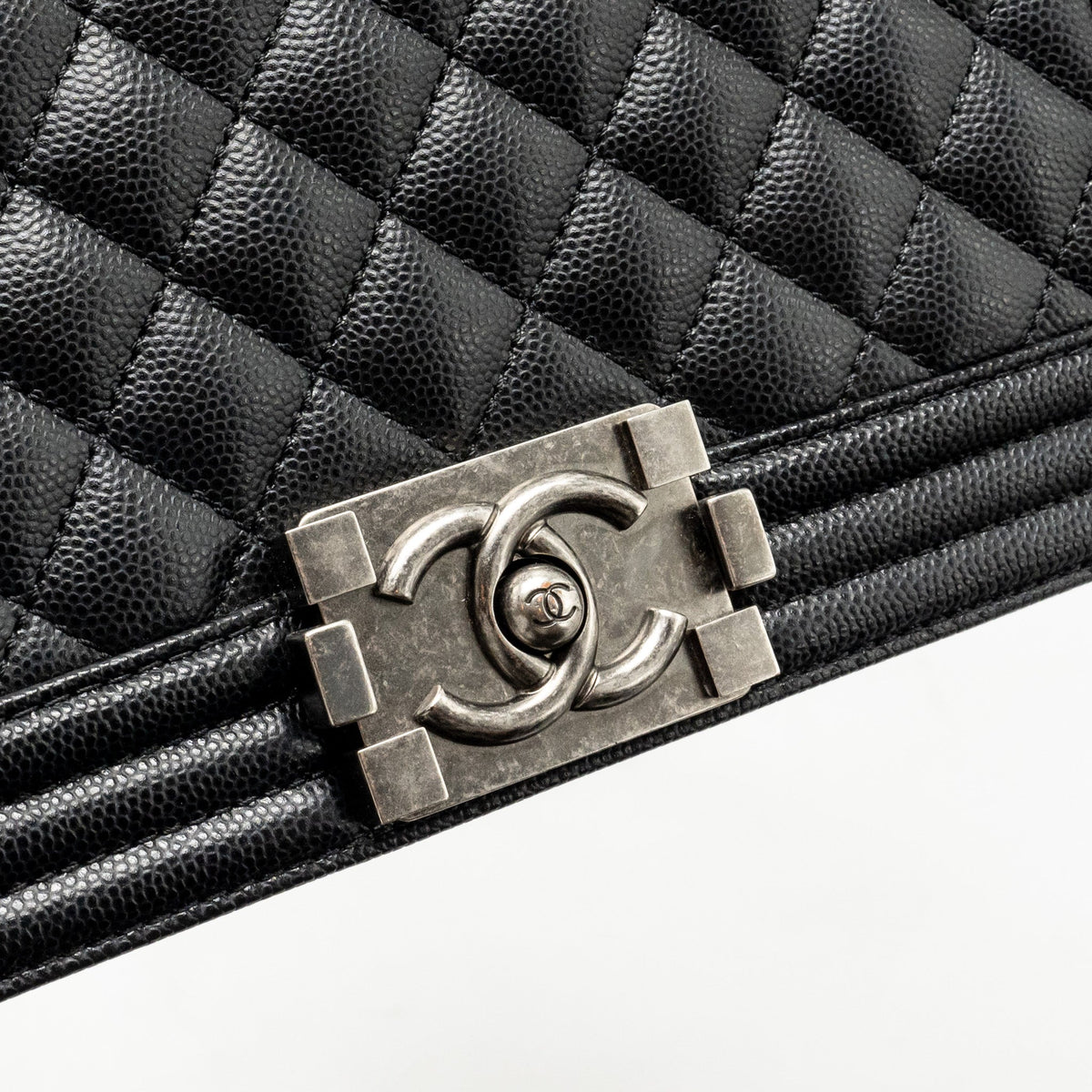 CHANEL MEDIUM BOY BAG CAVIAR BLACK SHW (MICROCHIP)