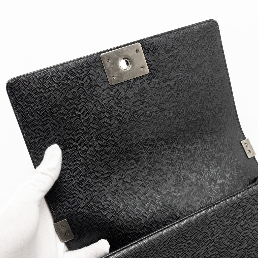 CHANEL MEDIUM BOY BAG CAVIAR BLACK SHW (MICROCHIP)