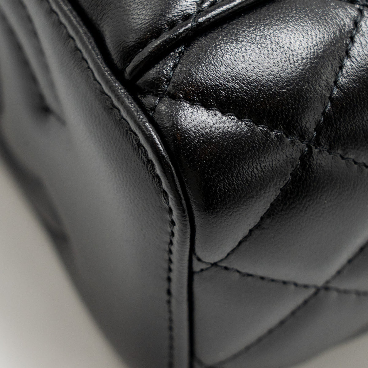 CHANEL 24A LONG VANITY CASE WITH CC LOGO ADJUSTABLE CHAIN LAMBSKIN BLACK GHW(MICROCHIP)