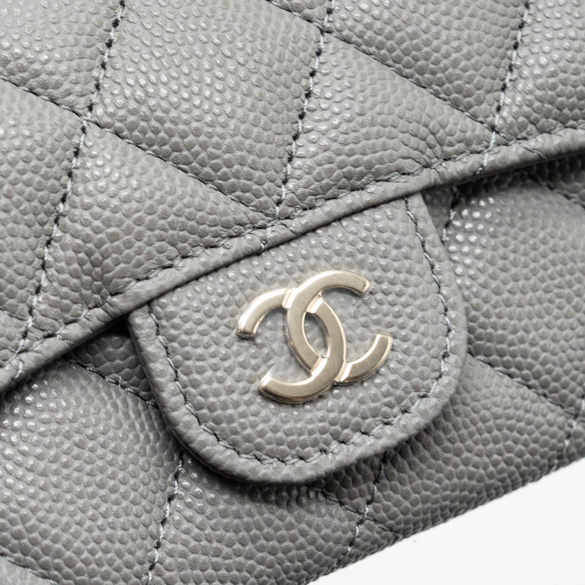 CHANEL CLASSIC FLAP CARD HOLDER CAVIAR GREY LGHW (MICROCHIP)