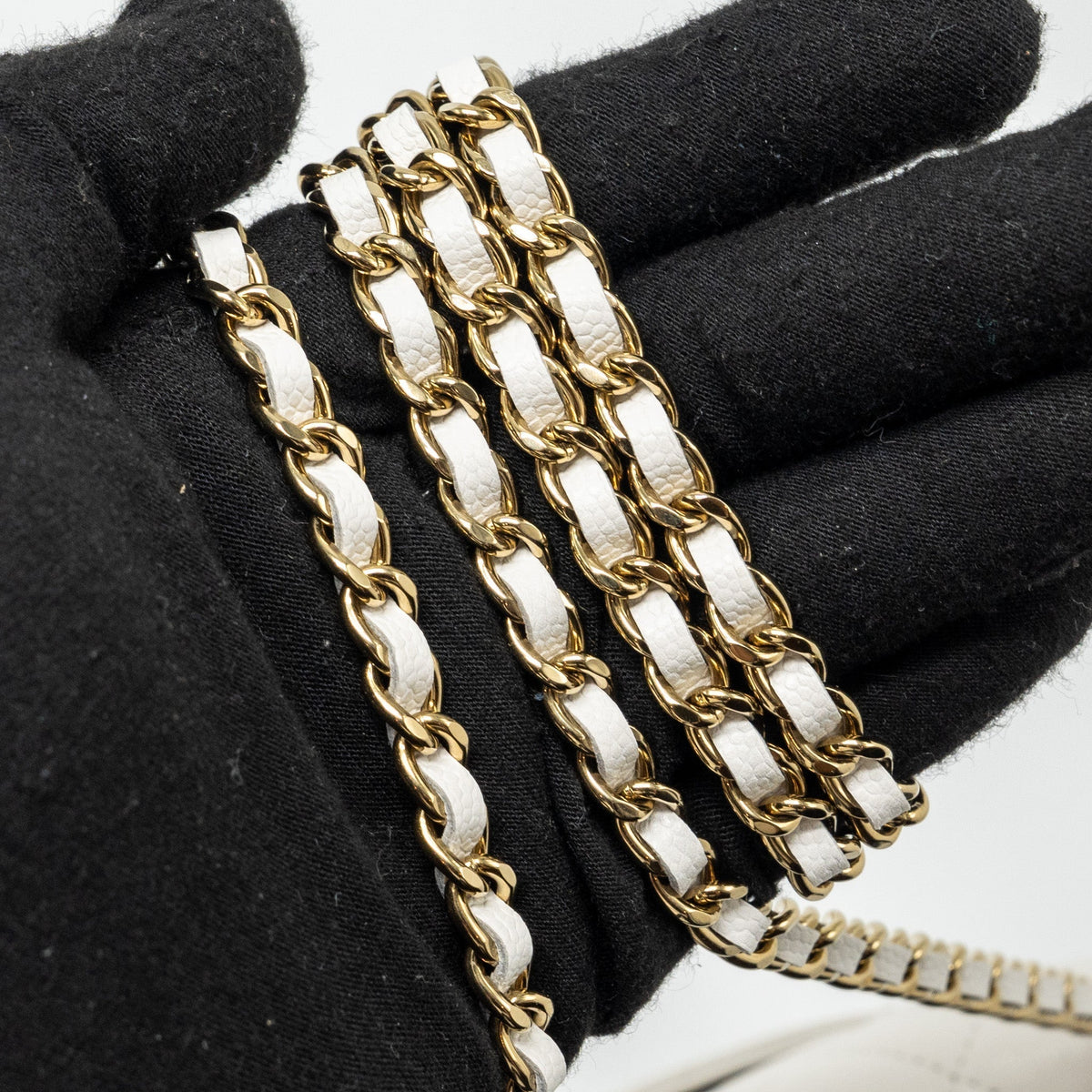 CHANEL DETAIL CRYSTAL CC LOGO WALLET ON CHAIN CAVIAR WHITE LGHW(MICROCHIP)