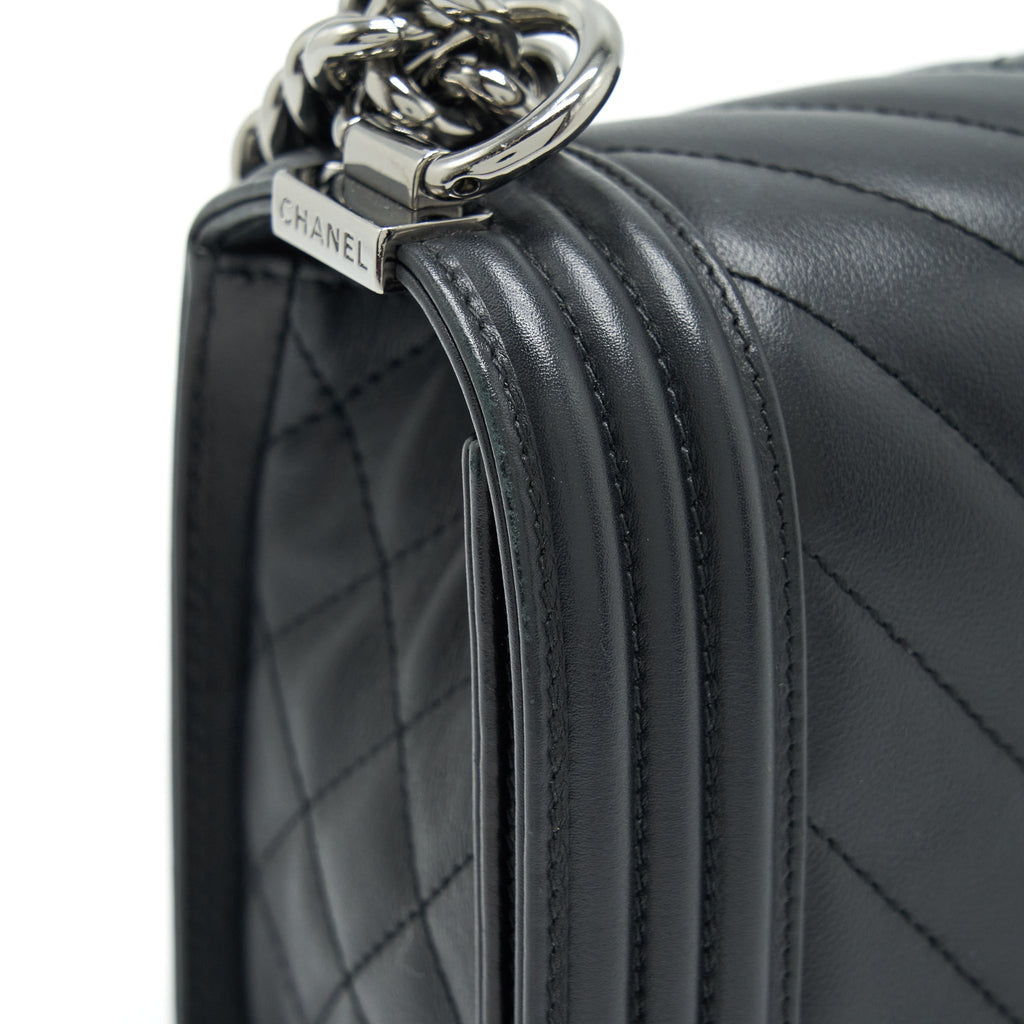 CHANEL MEDIUM BOY BAG QUILTED AND CHEVRON CALFSKIN BLACK SHW
