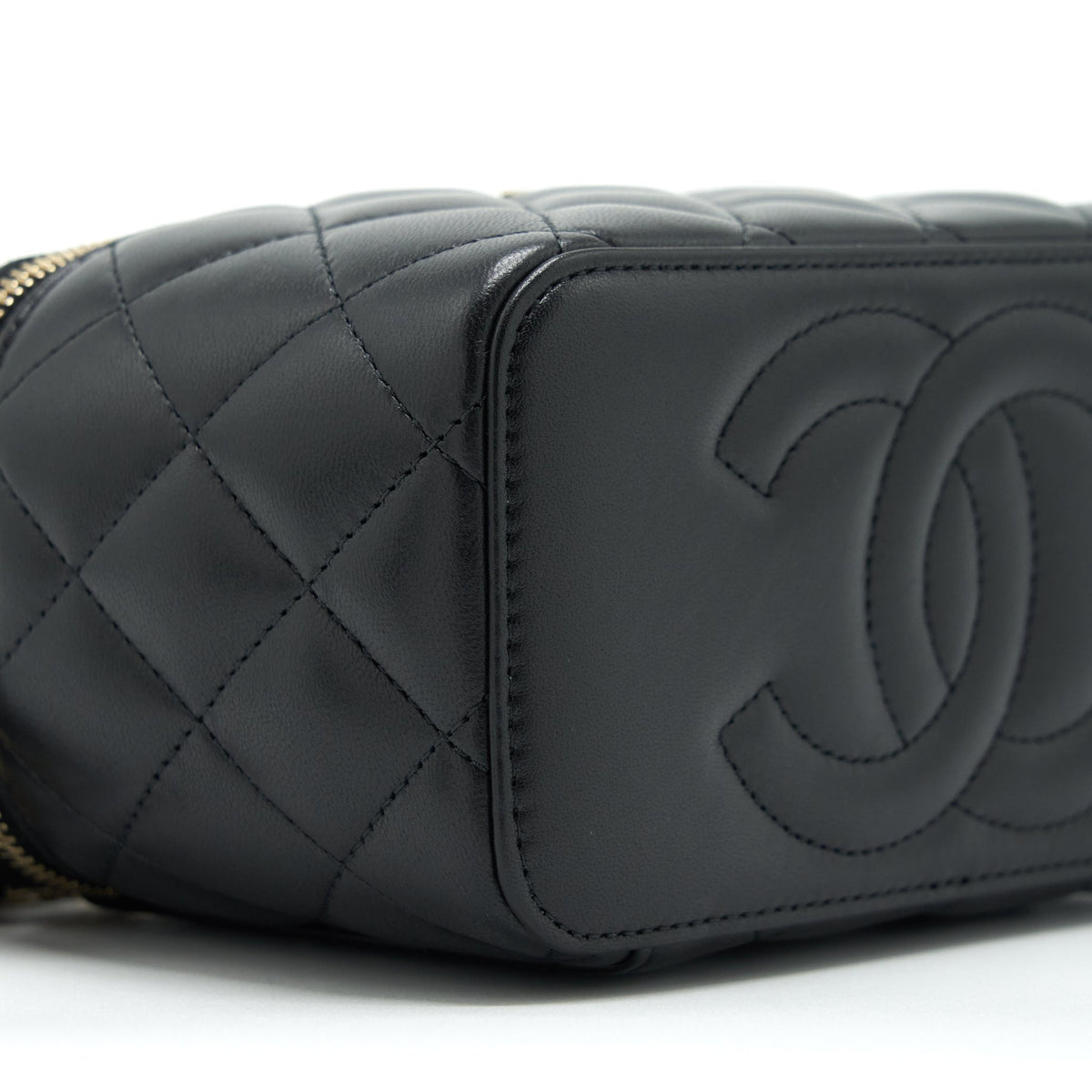 CHANEL 22A MINI TOP HANDLE LONG VANITY WITH CHAIN LAMBSKIN BLACK LGHW (MICROCHIP)