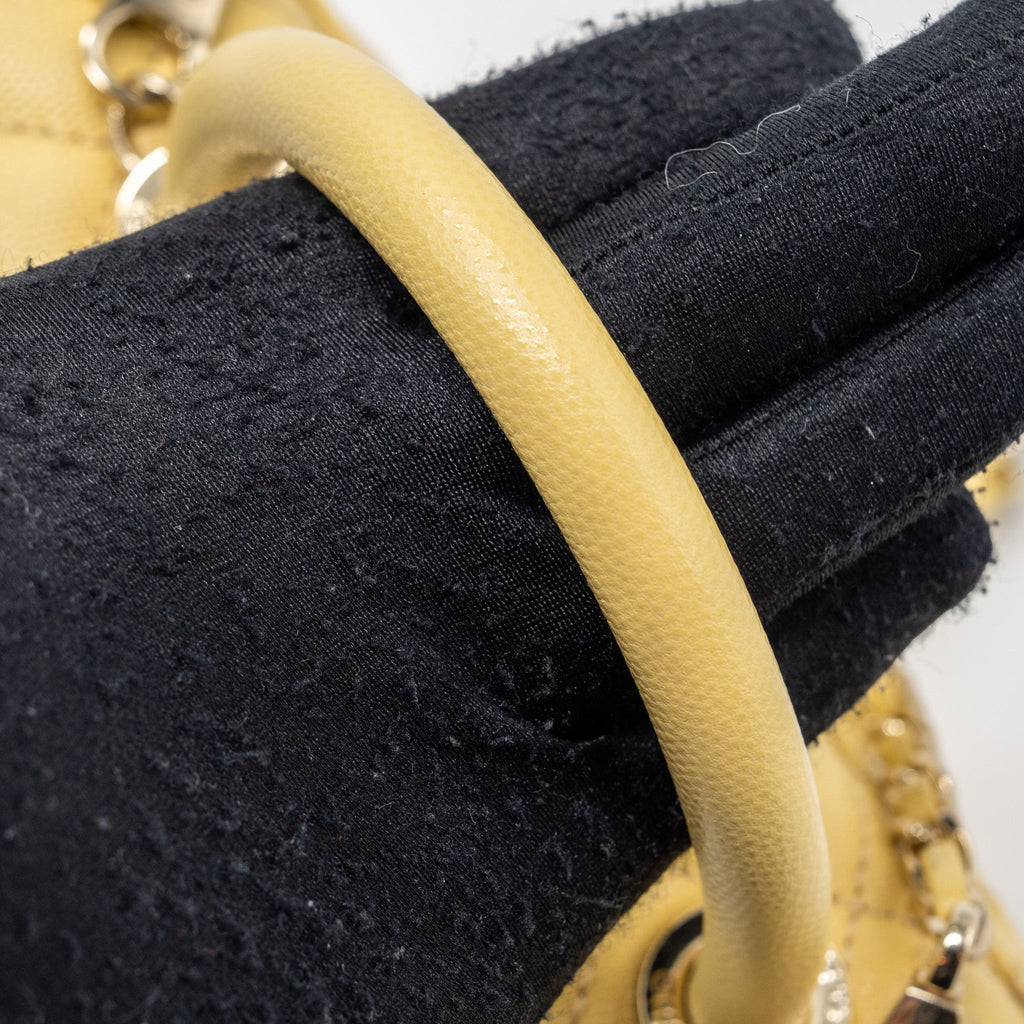 CHANEL SMALL COCO HANDLE CAVIAR 22P LIGHT YELLOW LGHW (MICROCHIP)