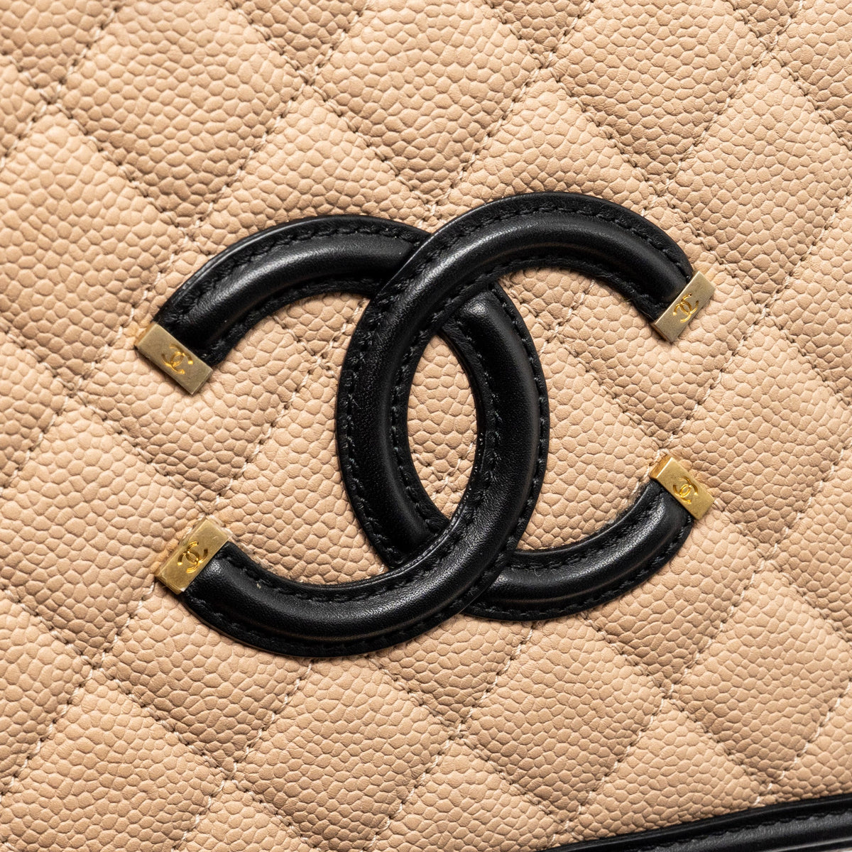 Chanel medium filigree vanity case caviar beige/black GHW