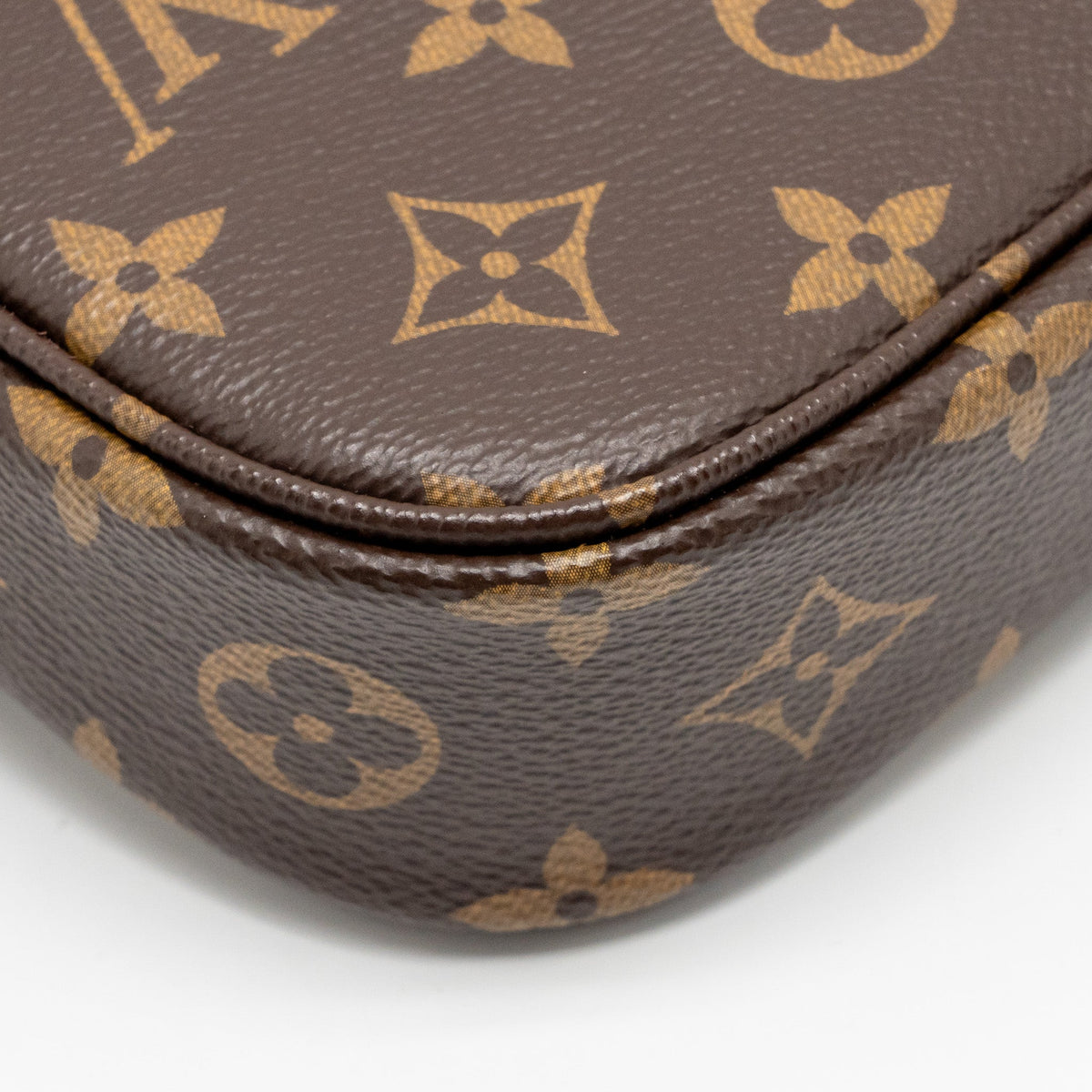 LOUIS VUITTON IVY WALLET ON CHAIN MONOGRAM CANVAS GHW