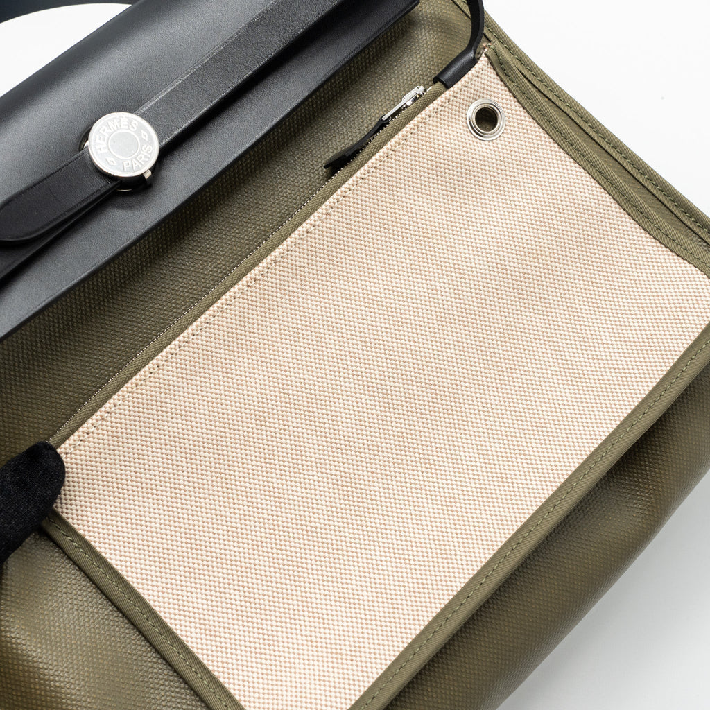 HERMES HERBAG 31 ZIP BAG TOLIE H BERLINE CANVAS/VACHE HUNTER LICHEN/ECRU-BEIGE/BLACK SHW