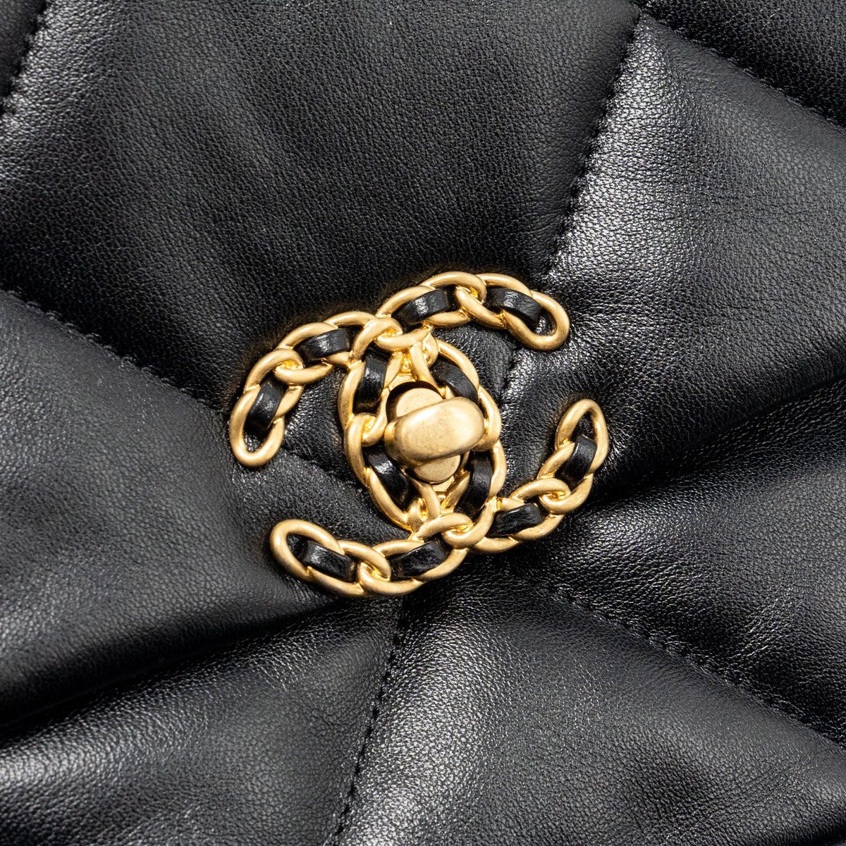 CHANEL SMALL 19 BAG LAMBSKIN BLACK MULTICOLOUR HARDWARE (MICROCHIP)