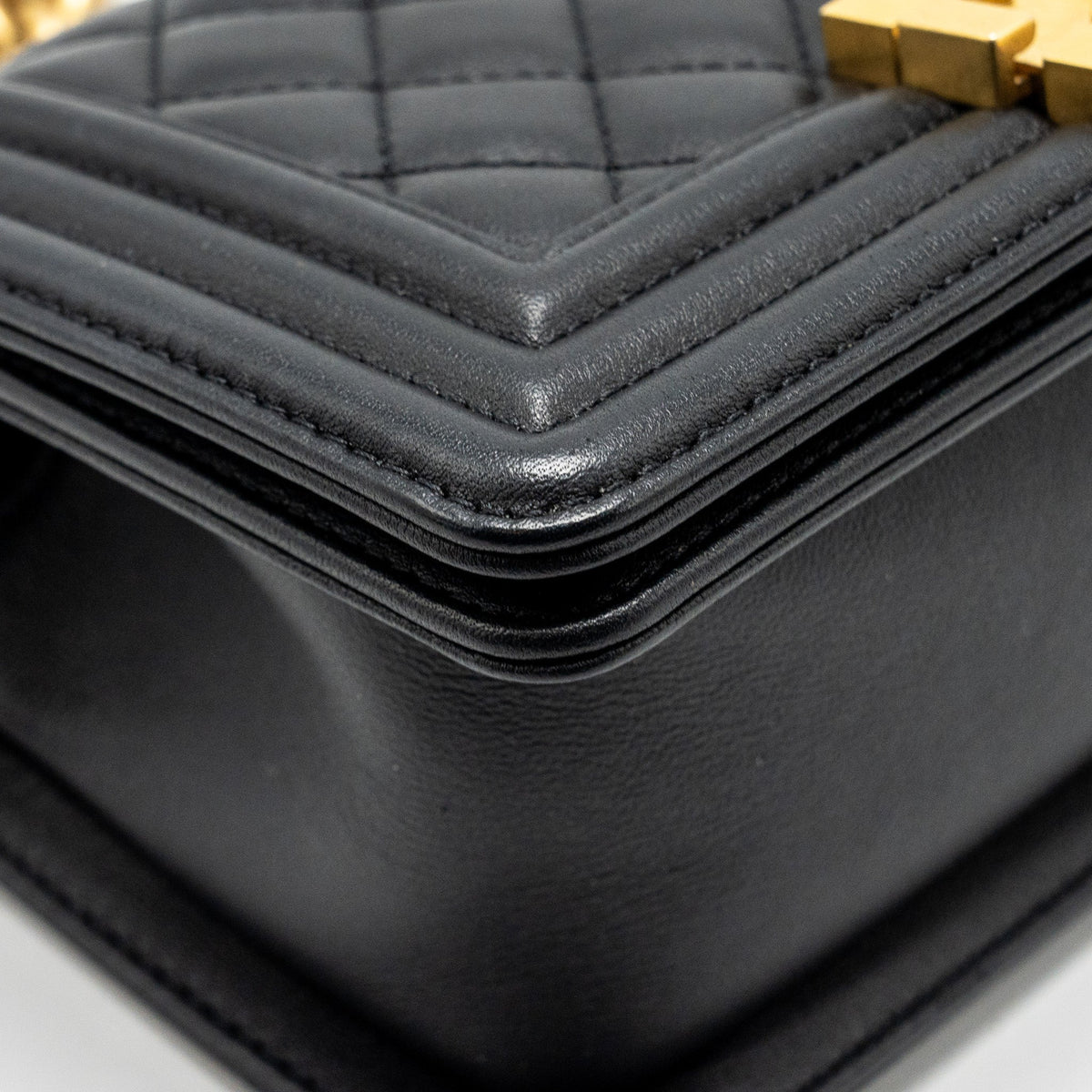 CHANEL SMALL BOY BAG CALFSKIN BLACK GHW (MICROCHIP)