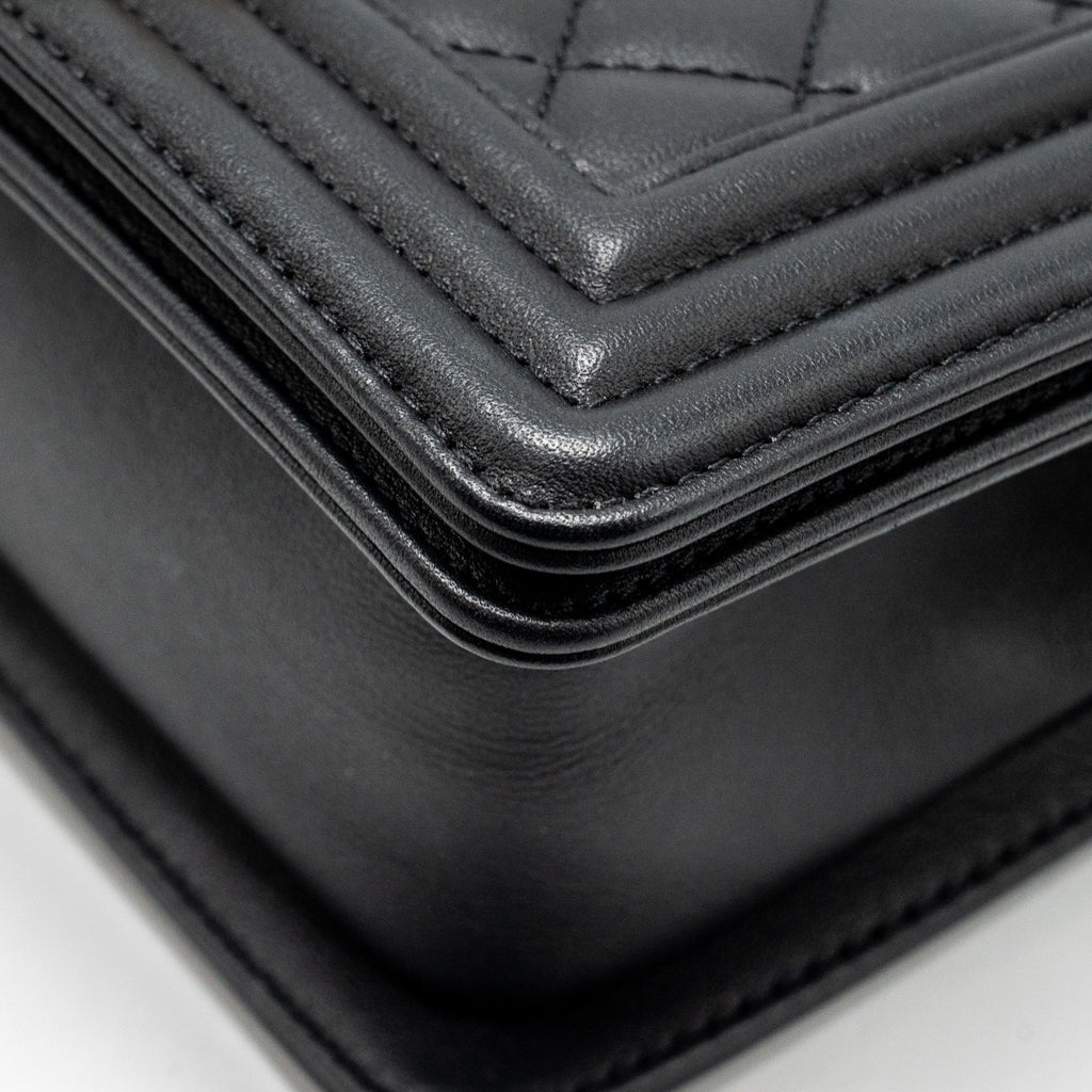 CHANEL SMALL BOY BAG CALFSKIN BLACK GHW (MICROCHIP)