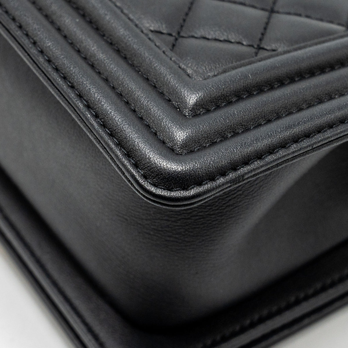 CHANEL SMALL BOY BAG CALFSKIN BLACK GHW (MICROCHIP)