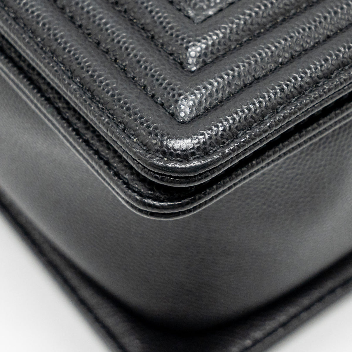 CHANEL MEDIUM BOY BAG CAVIAR BLACK SHW (MICROCHIP)