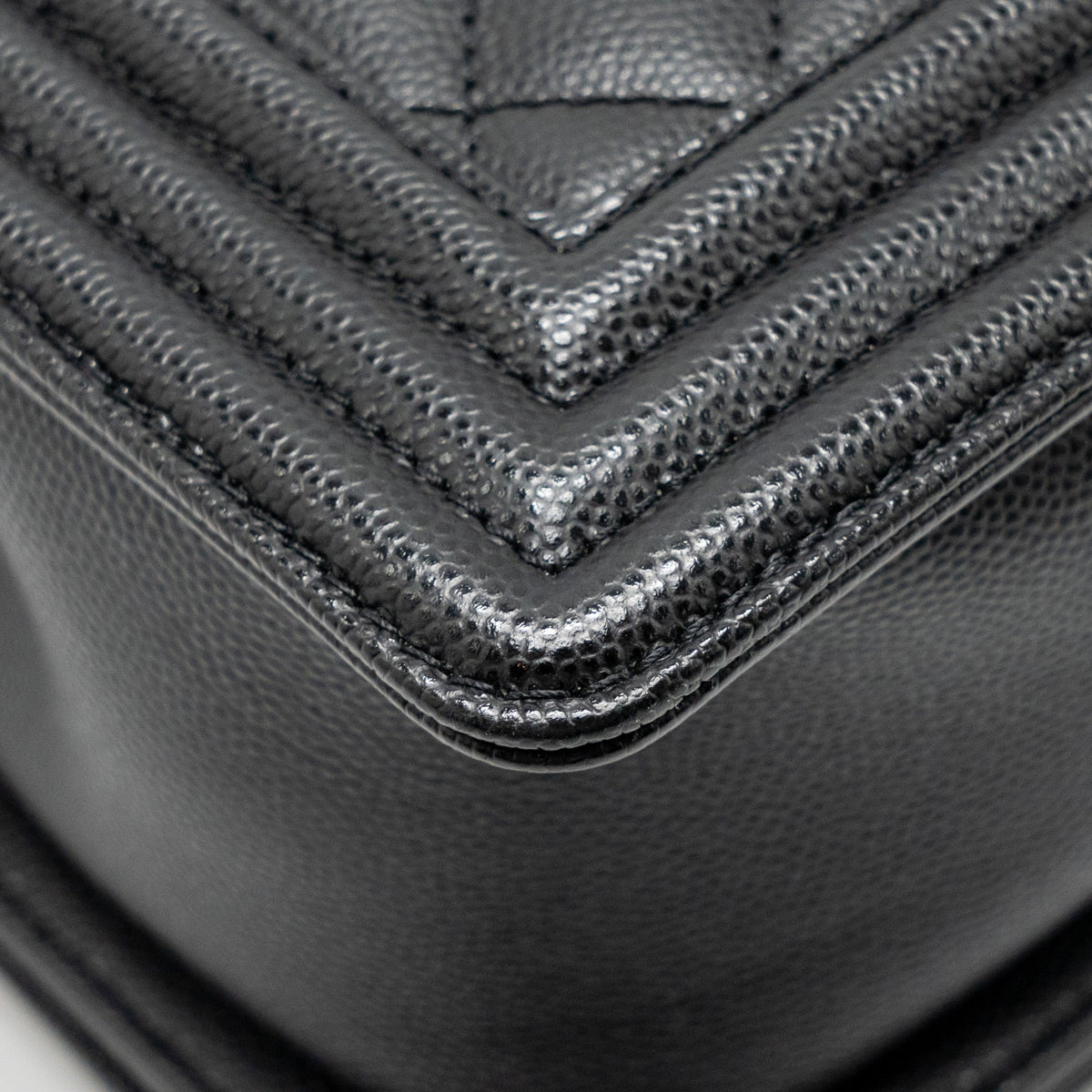CHANEL MEDIUM BOY BAG CAVIAR BLACK SHW (MICROCHIP)