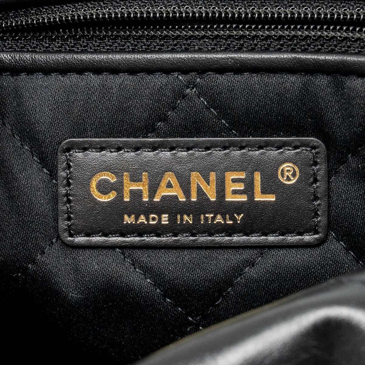 CHANEL MEDIUM 22 BAG GOLD LETTER SHINY CALFSKIN BLACK GHW (MICROCHIP)